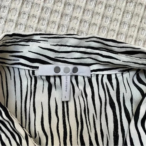 Three Dots Zebra Print Tie Front Button Down Blouse Black White High Low Hem L - Picture 14 of 15